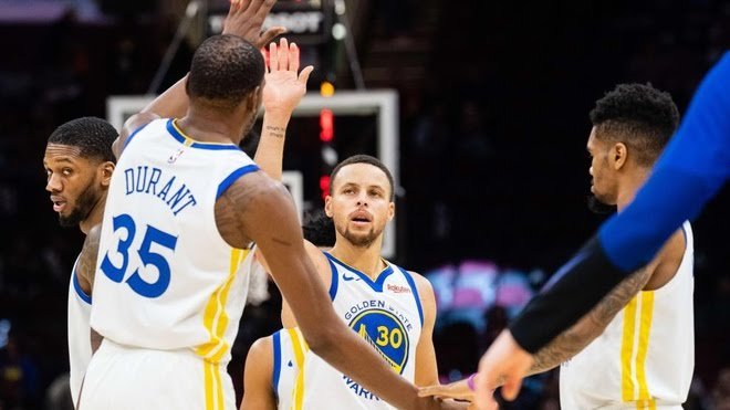 Curry tuvo 35 puntos, siete rebotes, seis asistencias y tres recuperaciones de bal&oacute;n que ayudaron a los Warriors de Golden State a vencer a domicilio.