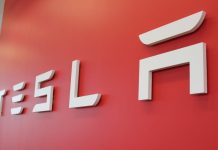 Tesla nombra a dos nuevos consejeros para cumplir acuerdo con regulador El fabricante de automóviles de lujo eléctricos Tesla comunicó hoy el nombramiento de dos nuevos miembros de su consejo de dirección, Larry Ellison, cofundador de Oracle, y Kathleen Wilson-Thompson.