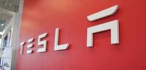 El fabricante de automóviles de lujo eléctricos Tesla comunicó hoy el nombramiento de dos nuevos miembros de su consejo de dirección, Larry Ellison, cofundador de Oracle, y Kathleen Wilson-Thompson.