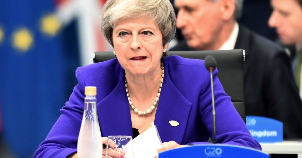 Theresa May, continuó hoy buscando apoyos a su acuerdo del "brexit", entre presiones desde su propio partido.