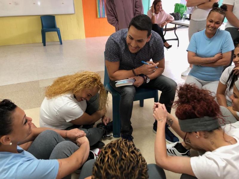  V&iacute;ctor Manuelle visit&oacute; recientemente a un grupo de presas, con quienes interpret&oacute; fragmentos de sus canciones.