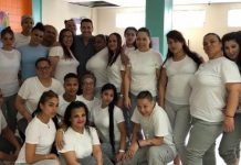 El salsero Víctor Manuelle lleva alegría y música a un grupo de presas en Puerto Rico Víctor Manuelle visitó recientemente a un grupo de presas, con quienes interpretó fragmentos de sus canciones.