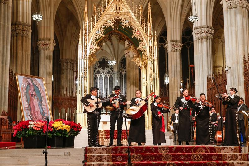 La comunidad mexicana rindió un tributo a la patrona de su país, la virgen de Guadalupe, en la catedral de San Patricio en Nueva York con mariachis.