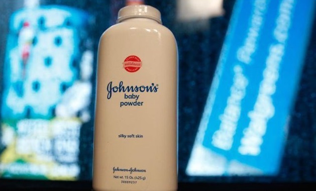 En agosto de 2017, un jurado condenó a J&J a pagar 417 millones de dólares por no advertir del riesgo de cáncer vinculado al uso de sus productos de talco.
