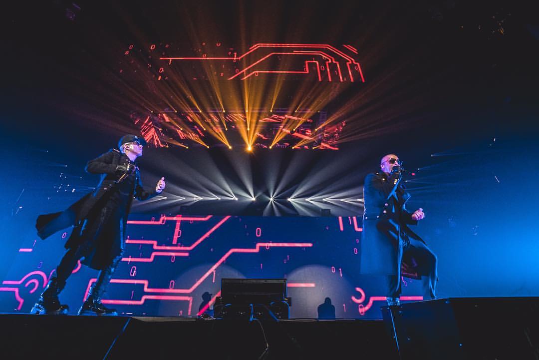Wisin y Yandel regresaron hoy al Coliseo de Puerto Rico tras cinco años de ausencia para ofrecer la primera de ocho funciones como parte de su gira, "Como antes"