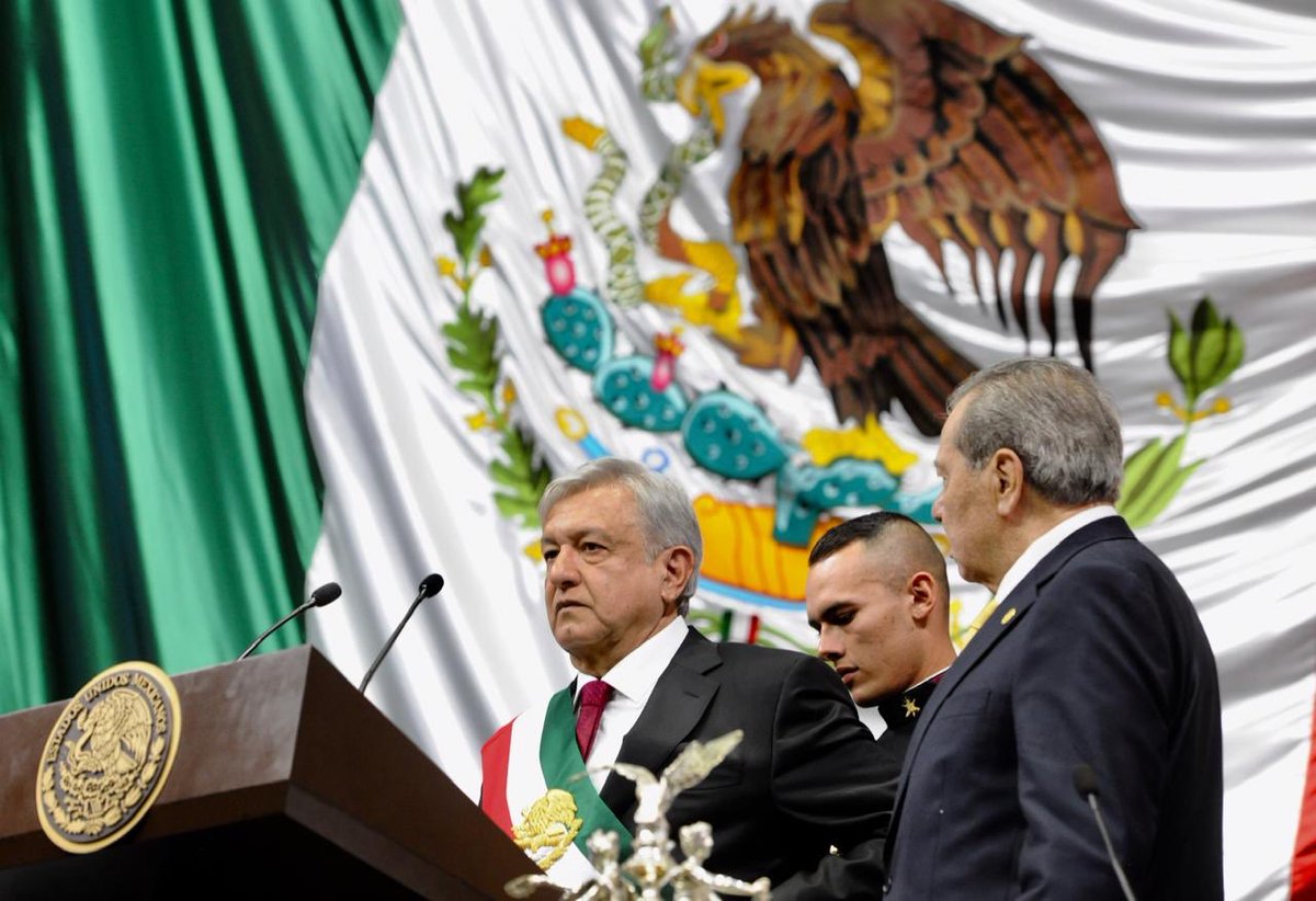 Andr&eacute;s Manuel L&oacute;pez Obrador prest&oacute; hoy juramento como nuevo jefe de Estado de M&eacute;xico y, de manos del diputado Porfirio Mu&ntilde;oz Ledo,