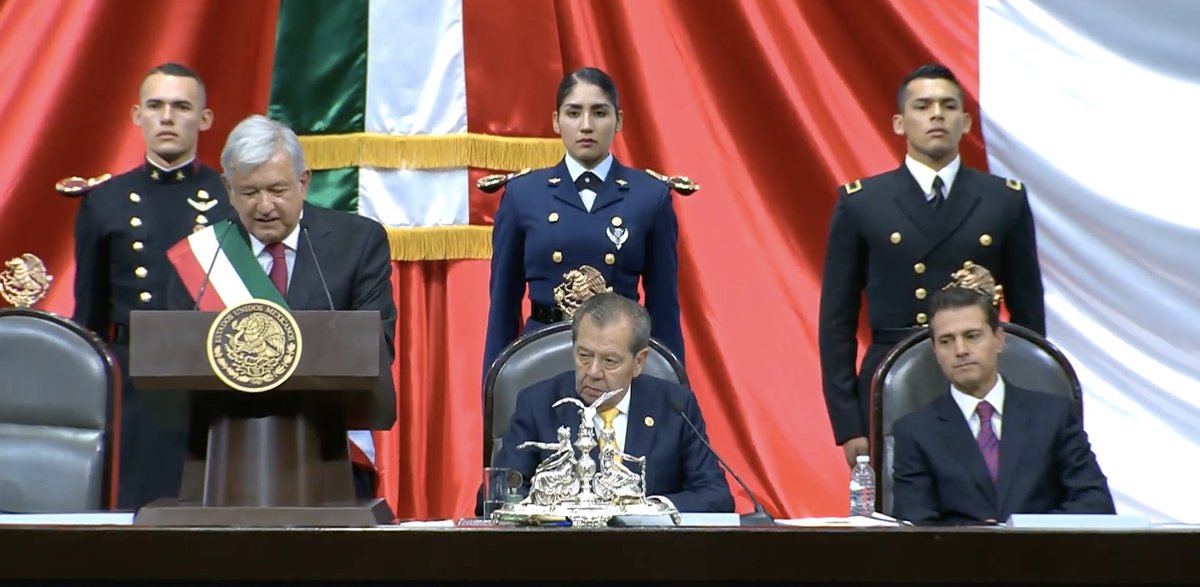 Durante su discurso, L&oacute;pez Obrador anunci&oacute; que este d&iacute;a "se constituye una Comisi&oacute;n de la Verdad para castigar los abusos de autoridad para atender el caso de los j&oacute;venes desaparecidos de Ayotzinapa 