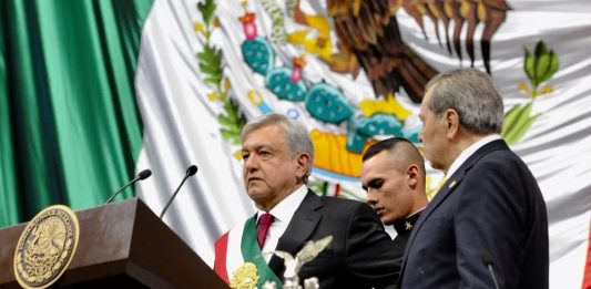 Andrés Manuel López Obrador prestó hoy juramento como nuevo jefe de Estado de México y, de manos del diputado Porfirio Muñoz Ledo,