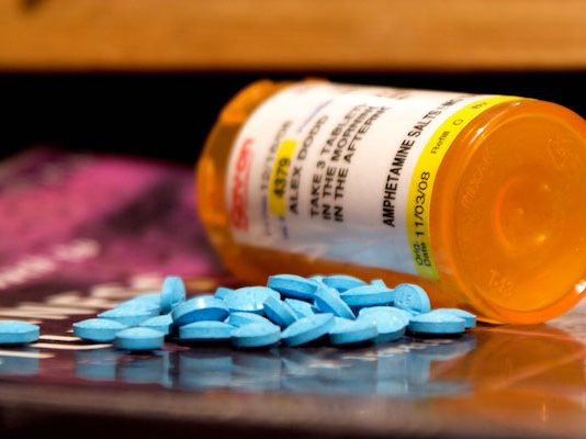 Aumenta dramáticamente el consumo de anfetaminas Las anfetaminas son drogas estimulantes, que se recetan legalmente para tratar el trastorno por déficit de atención e hiperactividad y se producen ilegalmente en forma de metanfetamina. Se cree que la mayoría de las hospitalizaciones analizadas en el estudio se deben al uso de metanfetamina.