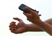 Los latinos tienen menor acceso a teléfonos inteligentes en los estados más rurales Los teléfonos móviles, cada vez más imprescindibles en nuestras vidas, sirven ahora para detecta la anemia por los niveles de hemoglobina con una simple fotografía de las uñas. (Foto de twitter @Meryrosstapia)