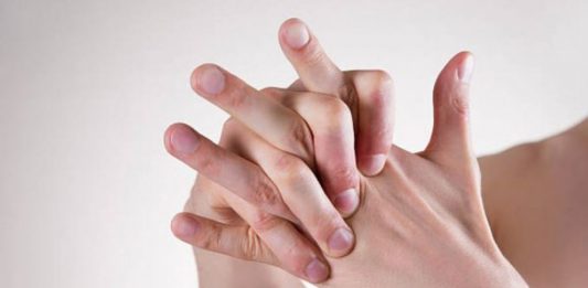 La artritis es una enfermedad autoinmune que afecta las articulaciones.