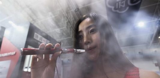 más de un tercio, o el 37.3%, de los estudiantes de 12avo grado informaron que habían usado cigarrillos electrónicos por lo menos una vez en los 12 meses anteriores al sondeo.