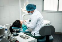 ¿Cuál es el material más recomendado por los dentistas para una sonrisa perfecta? La indeseada placa bacteriana, causante de numerosas enfermedades bucales como caries o gingivitis, podría tener los días contados gracias a una investigación de científicos portugueses. (Foto de twitter @espectador810)