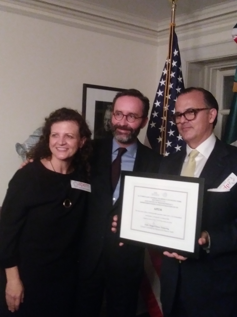 En medio de la tristeza por su partida, el C&oacute;nsul G&oacute;mez presidi&oacute; el quinto aniversario de la Asociaci&oacute;n de Profesionales y Empresarios Mexicanos en Nueva York (APEM), a la cual reconoci&oacute; por apoyar la educaci&oacute;n. En la gr&aacute;fica junto a Jorge Su&aacute;rez V&eacute;lez, co-fundador de APEM y a Mariana S&aacute;nchez de Obando, directiva de la organizaci&oacute;n.