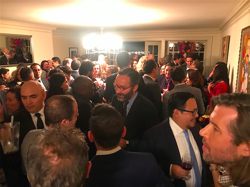 La hist&oacute;rica residencia del C&oacute;nsul General de M&eacute;xico en Nueva York estuvo repleta de amigos que despidieron al Embj. Diego G&oacute;mez-Pickering, quien se dio tiempo para saludar a todos ellos.