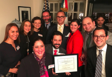 Al entregar el reconocimiento a APEM, el Cónsul Gómez expresó: Este es un reconocimiento por estos cinco años construyendo puentes para unificar a la comunidad mexicana, para fomentar su desarrollo futuro. Gracias por su trabajo y sus servicios. Aquí posó junto a algunos miembros de APEM.