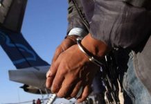 Guatemala detuvo 27 narcotraficantes solicitados por EE.UU. durante 2022 Las autoridades policiales de El Salvador arrestaron este domingo a dos supuestos traficantes de personas en la frontera con Guatemala cuando "guiaban" a dos jóvenes y dos adolescentes en su ruta a Estados Unidos