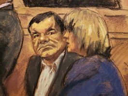Reproducción fotográfica de un dibujo realizado por la artista Jane Rosenberg donde aparece el narcotraficante mexicano Joaquín "El Chapo" (i)
