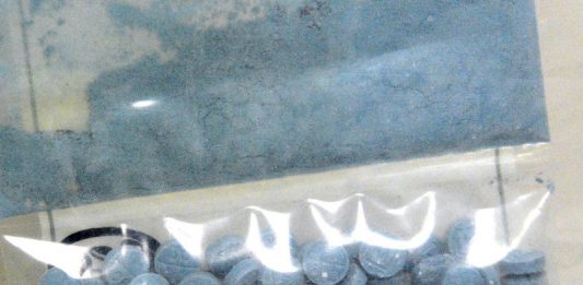 Fotografía cedida en donde se muestran unas píldoras de heroína con fentanilo, una droga hasta 50 veces más potente que la heroína.