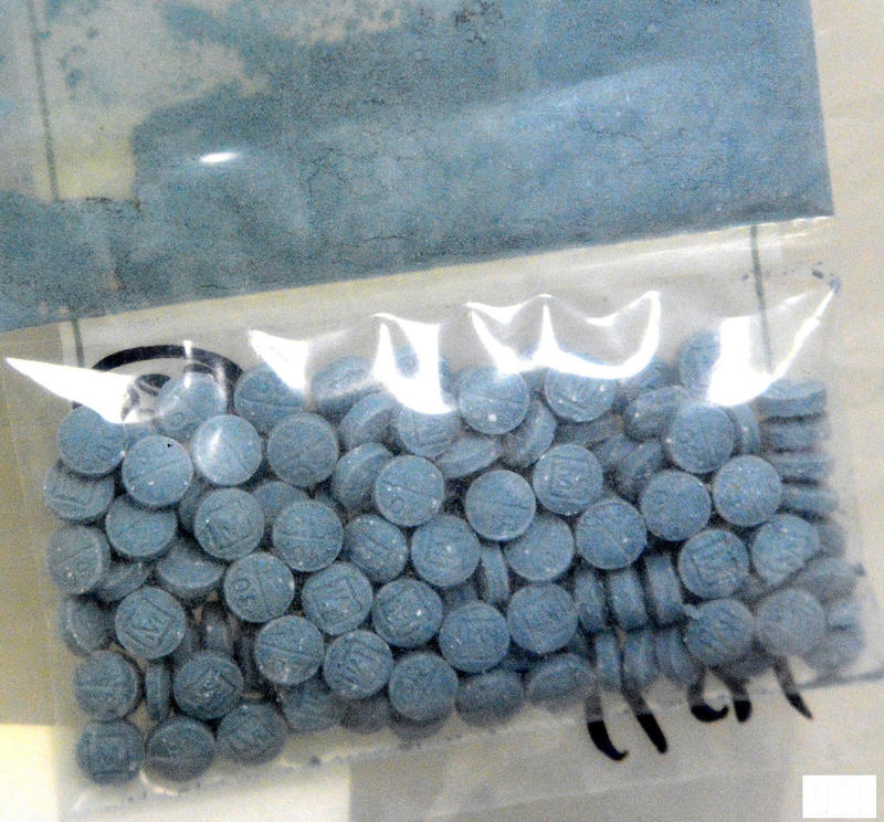 Fotografía cedida en donde se muestran unas píldoras de heroína con fentanilo, una droga hasta 50 veces más potente que la heroína.