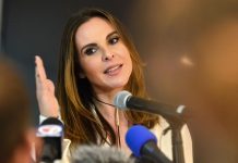 La mexicana Kate del Castillo adaptará a una serie la novela 'Revolución' de Pérez-Reverte La actriz Kate del Castillo confirmó hoy que visitará México en las próximas fiestas navideñas, una viaje que supone finalizar una ausencia de más de dos años tras los problemas legales que afrontó