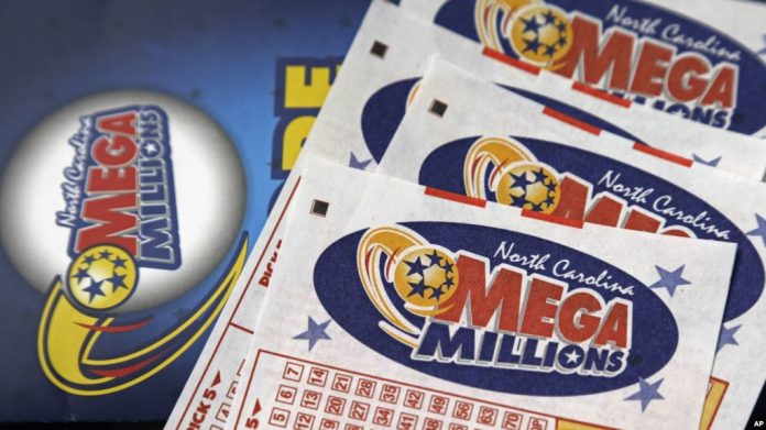 El premio para el último sorteo de 2018 de la lotería estadounidense Mega Millions alcanza los 348 millones de dólares, el bote más grande ofrecido para cerrar el año. (Foto de twitter @VOANoticias)