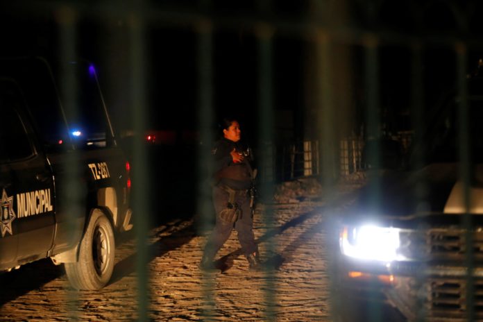 El representante de la comisar&iacute;a dijo que la habitaci&oacute;n en la que fueron encontrados est&aacute; en desorden, aunque por ahora se desconocen las causas del multihomicidio.
