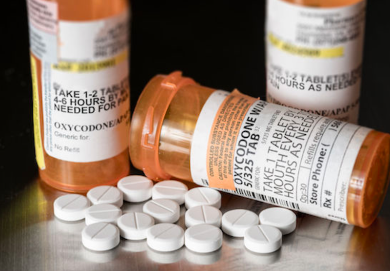 En la Ciudad de Nueva York, todos los a&ntilde;os se prescriben m&aacute;s de uno y medio millones de recetas para analg&eacute;sicos, equivalente a una receta por cada cinco neoyorquinos y en promedio mueren ciento cincuenta por sobredosis de analg&eacute;sicos recetados anualmente.