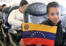 Cerca de 300 venezolanos salen desde Quito en aviones de Plan Vuelta a Patria Cerca de 300 venezolanos que estaban en Ecuador viajan hoy a Caracas en tres vuelos del plan Vuelta a la Patria, que lidera el presidente de ese país, Nicolás Maduro, para ayudar a sus compatriotas a regresar a su nación.