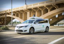 La compañía de vehículos autónomos Waymo ofrece desde hoy su servicio comercial de auto-conducción Waymo One a residentes de los suburbios de Chandler, Arizona. (Foto de twitter @Eleconomistanet)