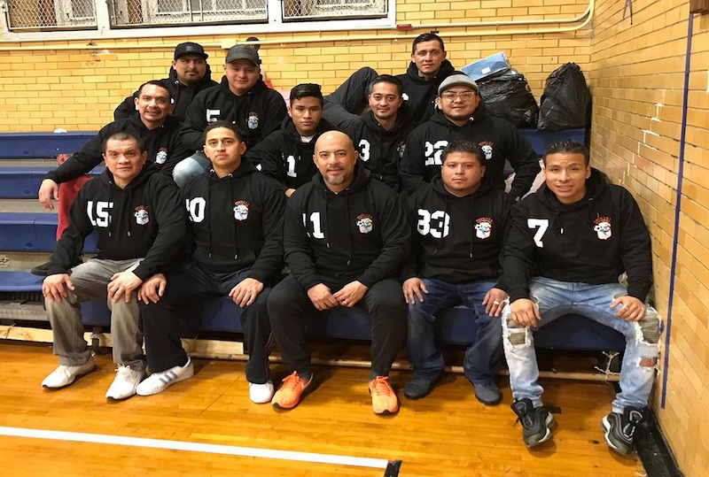 As&iacute; fue como el sexteto Manta USA, tri-campe&oacute;n en la HONDUCOL Liga de Indoor F&uacute;tbol, despidio en el a&ntilde;o 2018, Con ellos su m&aacute;ximo dirigente el "Presi" Mario Muentes (segunda desde la izquierda en primera fila). (Foto: Buki Chapin)