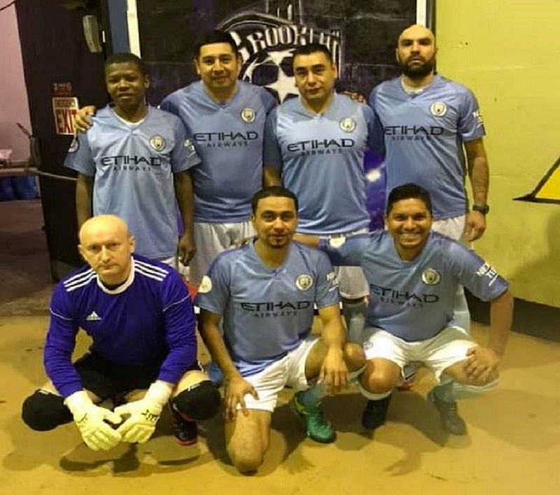 Integrantes del D.F. City que hasta la pasada quinta fecha lideraba la tabla de posiciones categor&iacute;a Over 40, en la Brooklyn Champions League. (Foto Cortes&iacute;a: BruChamLe)