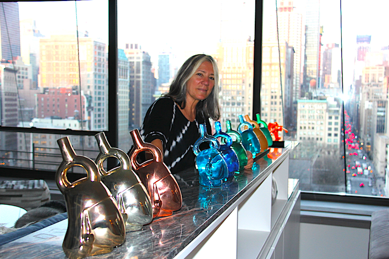 Ana de Orbegoso en su estudio en Manhattan con una muestra de la diversidad de esculturas de Neo-Huacos, que reflejan la diversidad cultural en su variedad de colores y algunos de ellos cubiertos de oro, plata y cobre.