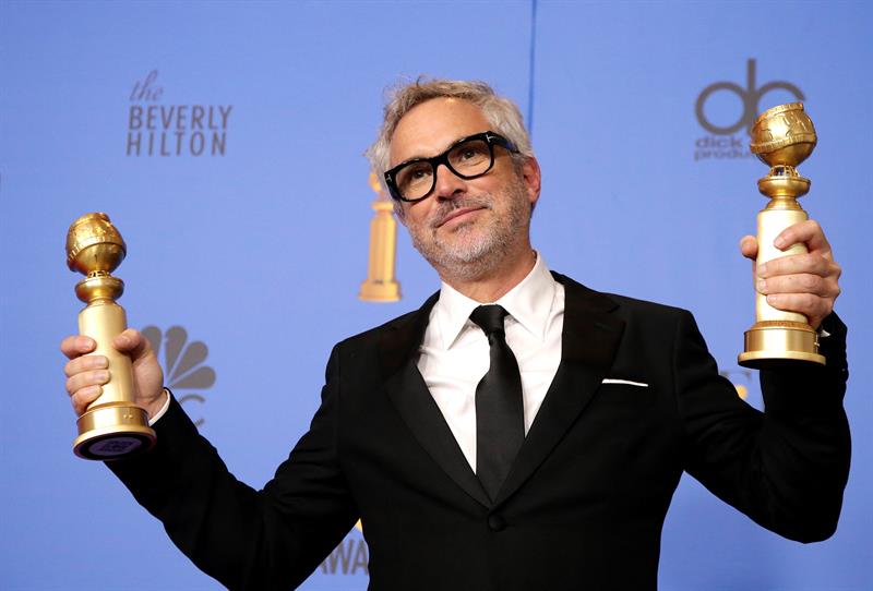 Alfonso Cuar&oacute;n con los premios al Mejor Director - Pel&iacute;cula y Mejor Pel&iacute;cula - Idioma extranjero por 'Roma' en la sala de prensa durante la 76a ceremonia anual de los Premios Golden Globe.