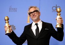 Alfonso Cuarón con los premios al Mejor Director - Película y Mejor Película - Idioma extranjero por 'Roma' en la sala de prensa durante la 76a ceremonia anual de los Premios Golden Globe.