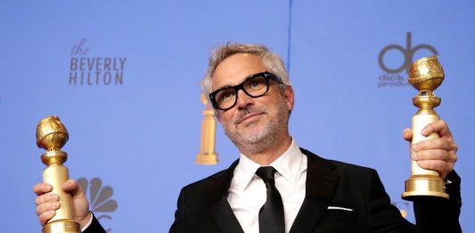Alfonso Cuarón con los premios al Mejor Director - Película y Mejor Película - Idioma extranjero por 'Roma' en la sala de prensa durante la 76a ceremonia anual de los Premios Golden Globe.
