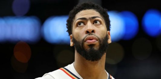 Anthony Davis, será baja por al menos 15 días tras sufrir la torcedura del dedo índice de la mano izquierda.