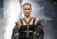 Versace llena la pasarela de Milán de correas, cuero e irreverencia