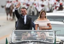 El nuevo presidente brasileño, Jair Bolsonaro (i), saluda junto a su esposa Michele (d)