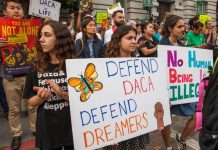 Tribunal Supremo desestima intervenir sobre jóvenes indocumentados En la práctica, la decisión significa que el plan DACA sigue vigente y los servicios migratorios deben seguir aceptando las peticiones de renovación.