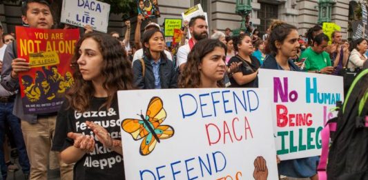 En la práctica, la decisión significa que el plan DACA sigue vigente y los servicios migratorios deben seguir aceptando las peticiones de renovación.
