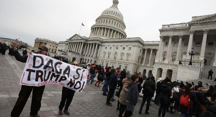 Grupos de derechos de los inmigrantes calificaron hoy de "victoria" la decisi&oacute;n del Tribunal Supremo de mantenerse al margen de varias batallas judiciales sobre la cancelaci&oacute;n de la Acci&oacute;n Diferida (DACA).