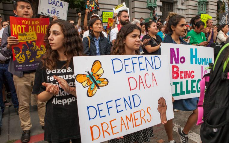 En la pr&aacute;ctica, la decisi&oacute;n significa que el plan DACA sigue vigente y los servicios migratorios deben seguir aceptando las peticiones de renovaci&oacute;n.