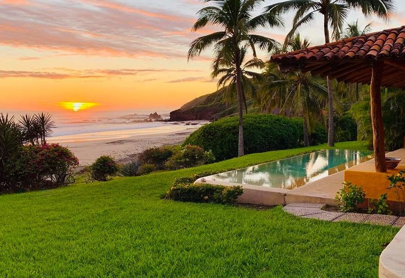 El hotel Las Alamandas sirve al NYT como presentación de Costalegre (México), el destino número 16.
