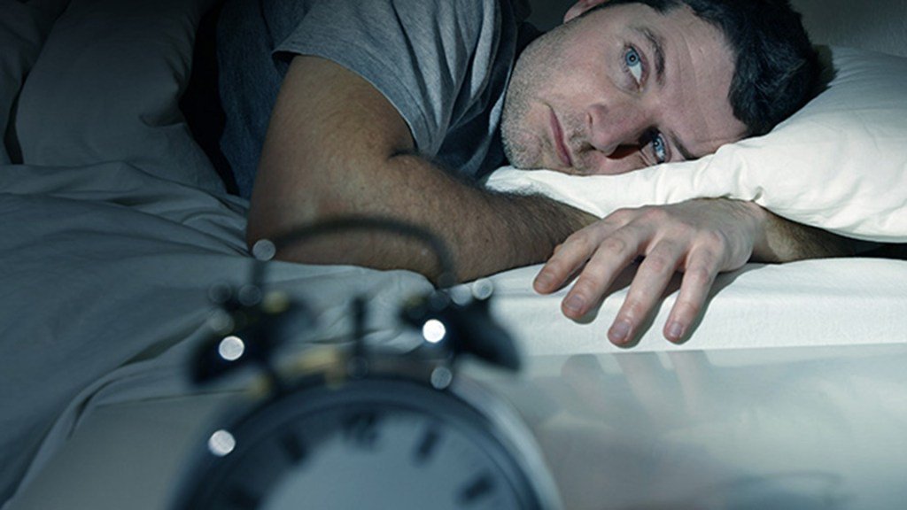 Dormir mal aumenta la sensibilidad al dolor Después de una noche de sueño inadecuado, la actividad cerebral aumenta en las regiones sensibles al dolor. (Foto de twitter @FMMAS935)