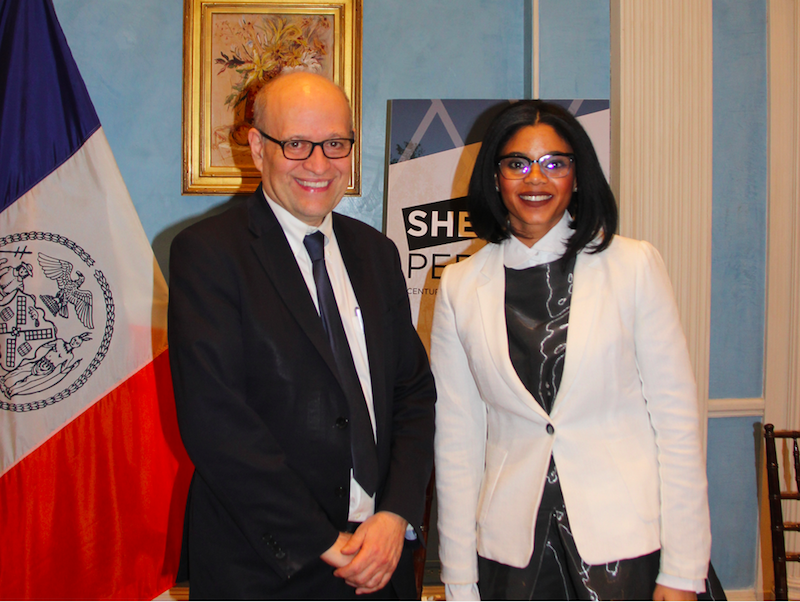 El Comisionado de Cultura de la Ciudad de Nueva York Tom Finkelpearl junto a la curadora Jessica Bell. El Comisionado resalt&oacute; la presencia de las artistas latinoamericanas en la exhibici&oacute;n, de las cuales conoce bien sus obras y trayectorias.