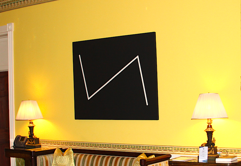La obra Yesterday (1987) de la cubana Carmen Herrera, quien est&aacute; viva y tiene ciento cuatro a&ntilde;os, durante esta exhibici&oacute;n en honor a las mujeres, ocupa un lugar muy especial en los salones de la residencia oficial del alcalde de Nueva York.