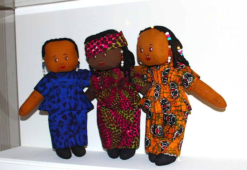 Mu&ntilde;ecas de tela elaboradas a mano por Katharine Clarissa Eileen McCray (1925-2008), madre de Chirlane McCray Primera Dama de Nueva York, las cuales representan a sus tres hijas Chirlane y a sus hermanas Cynthia y Cheryl, son parte de la muestra en homenaje a las mujeres.