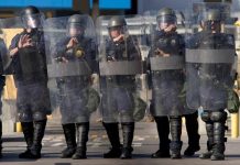 Renuncia de todos los policías deja sin agentes a una ciudad de Colorado El exjefe de la Policía local, Webster Hogue, tenía un salario de unos 41.000 dólares anuales y los otros policías percibían 32.000, sin beneficios adicionales.