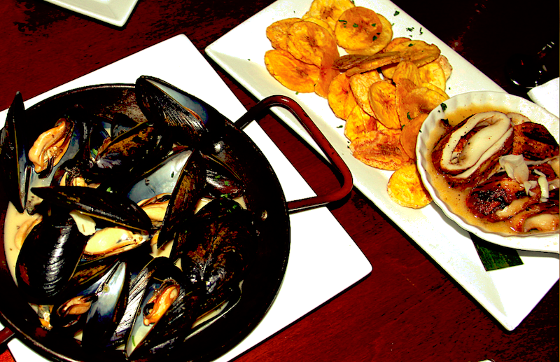 Los mariscos son algunos de los exquisitos platos que se pueden saborear en Guantanamera, acompa&ntilde;ados de los &ldquo;mejores mojitos de Nueva York&rdquo; preparados con famosos rones en gran variedad de sabores o los mejores vinos argentinos.
